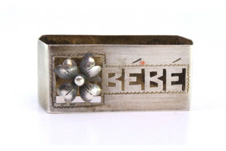 Argola de guardanapo em prata com galo em relevo e palavra "Bebé" recortada.